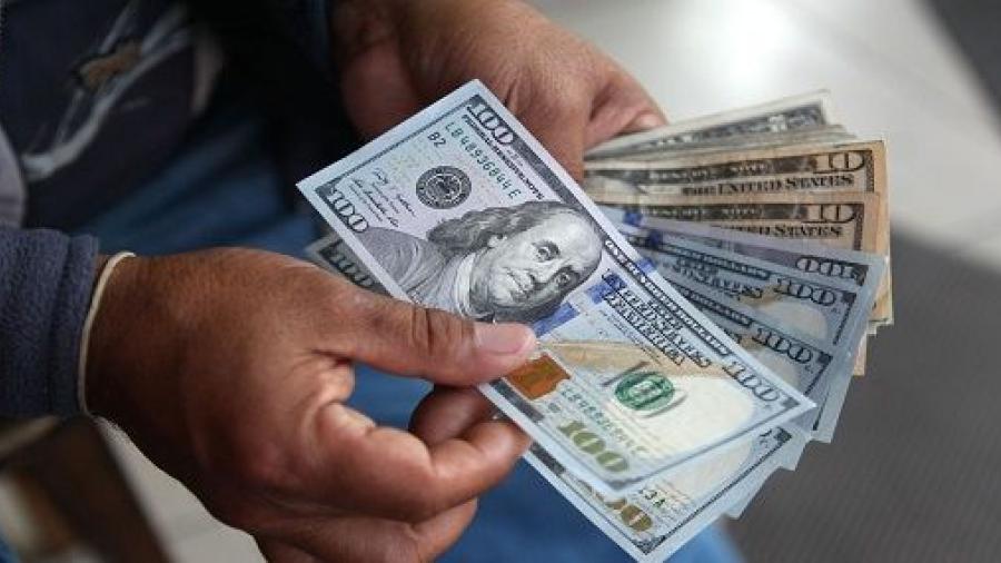 D&oacute;lar inicia a la venta en 18 pesos en casas de cambio 