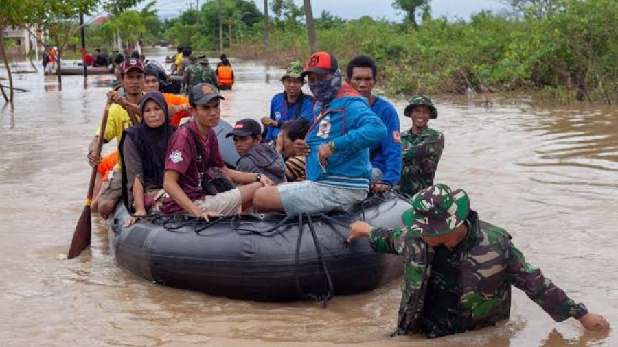 Inundaciones en Indonesia dejan 59 muertos y 25 desaparecidos