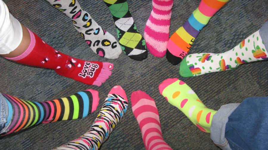 Los calcetines locos y coloridos demuestran creatividad y éxito