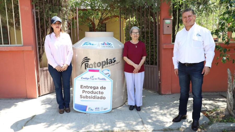 Entrega Gobierno de Tamaulipas tinacos en domicilios de sus beneficiarios