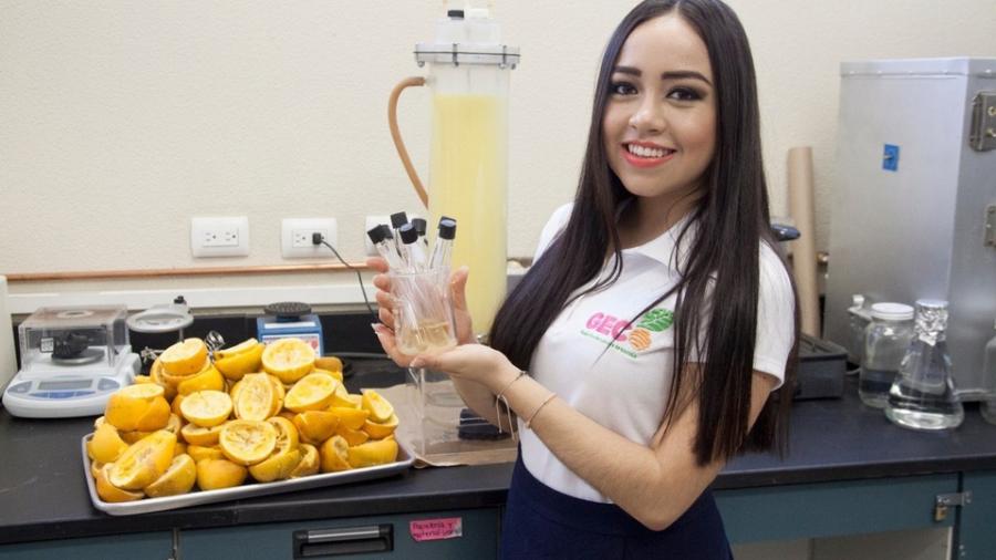 Mexicana transforma cáscaras de naranja en bioplásticos