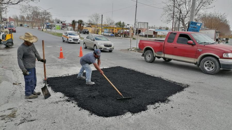 Reparan cuadrillas municipales calles de distintas colonias 