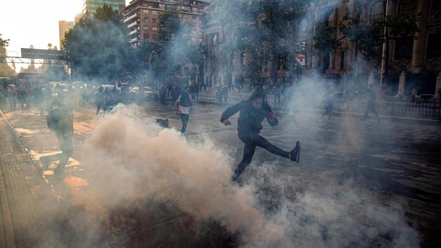 Manifestantes intentan invadir Congreso de Chile, provocan su evacuación