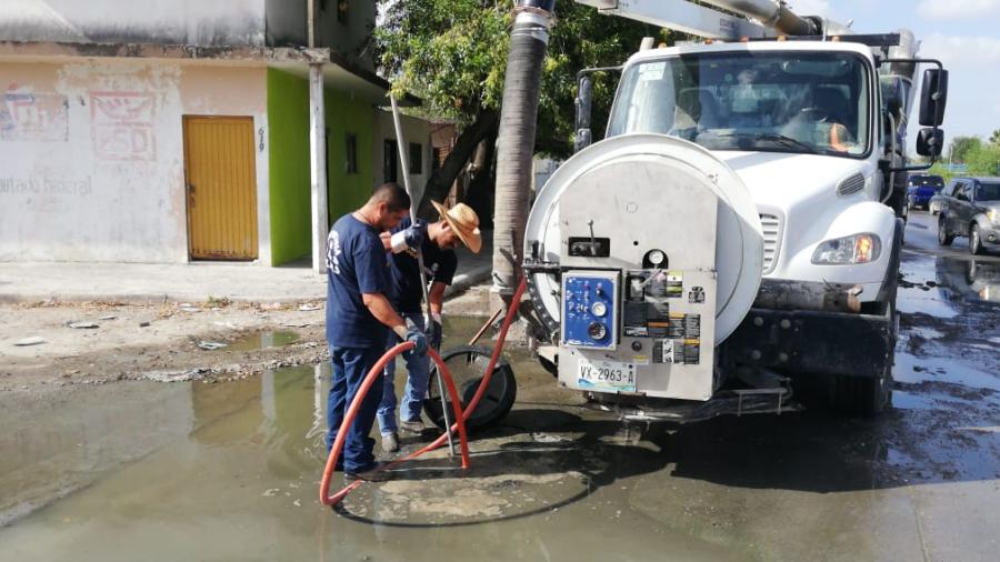 Apoyan con Vactor de Obras Públicas desazolve de red sanitaria
