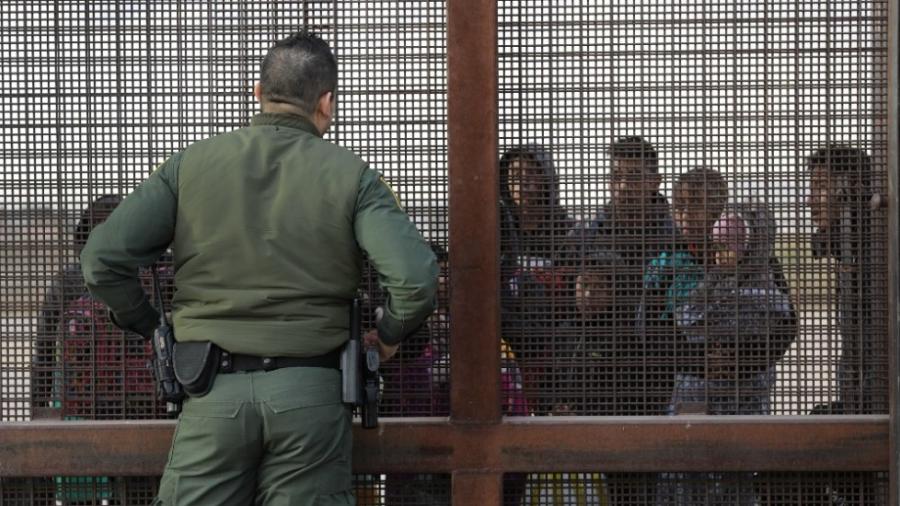 EU pide a países centroamericanos detener caravanas migrantes