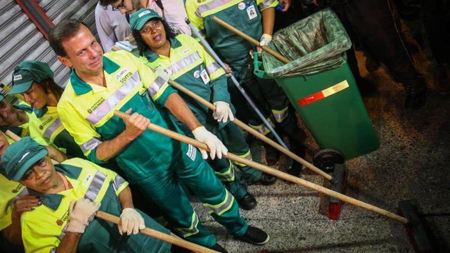 Alcalde de Sao Paulo se pone traje de basurero para limpiar el centro de la ciudad