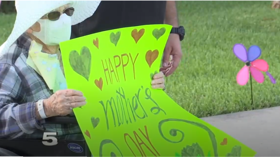 Pese a contingencia, organizan desfile en honor a las madres en casas de ancianos 