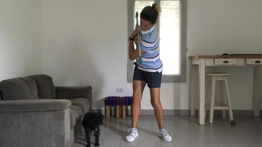 Antonieta Torres enseña a jugar golf durante la cuarentena