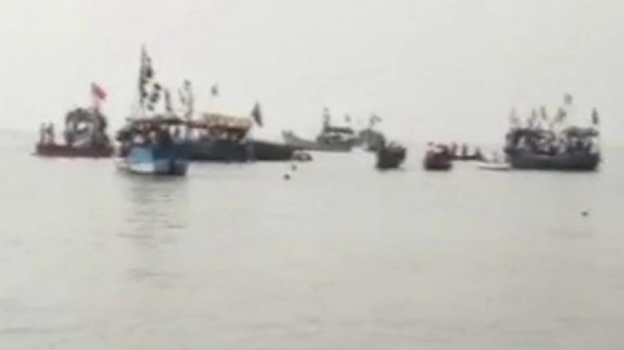 Barco pesquero vuelca en la India