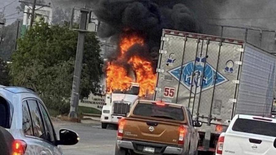 Consulado de EU en Baja California emite alerta de seguridad tras bloqueos y quema de vehículos