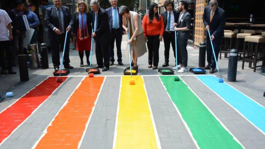 Pintan paso peatonal con los colores de la bandera LGBTTTI en la CDMX