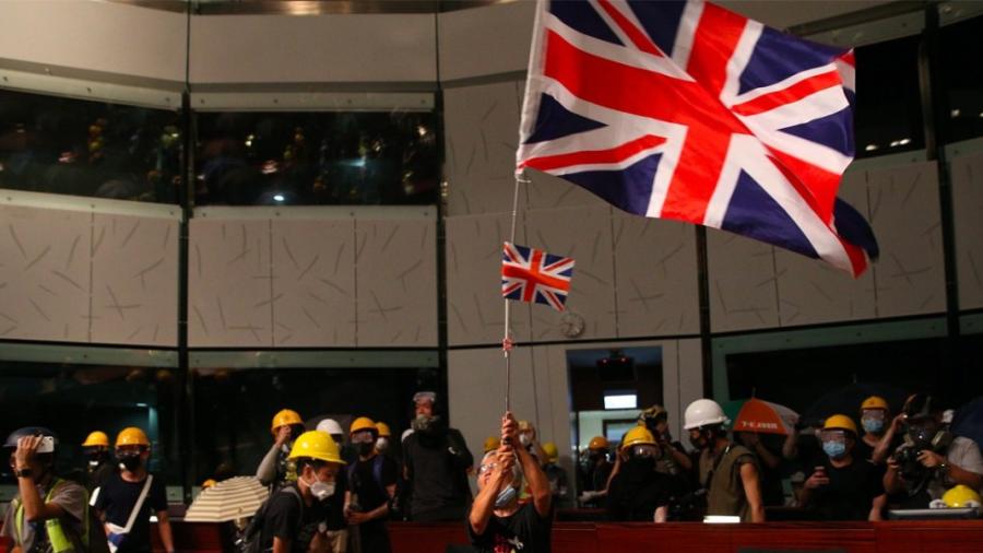 Policía recupera parlamento de Hong Kong