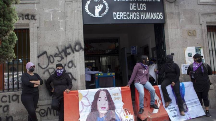 CNDH busca diálogo para recuperar oficinas tomadas por feministas 