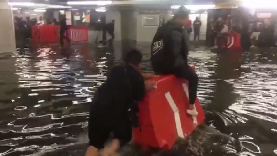 Joven cobra 15 pesos por cruzar a usuarios del metro 