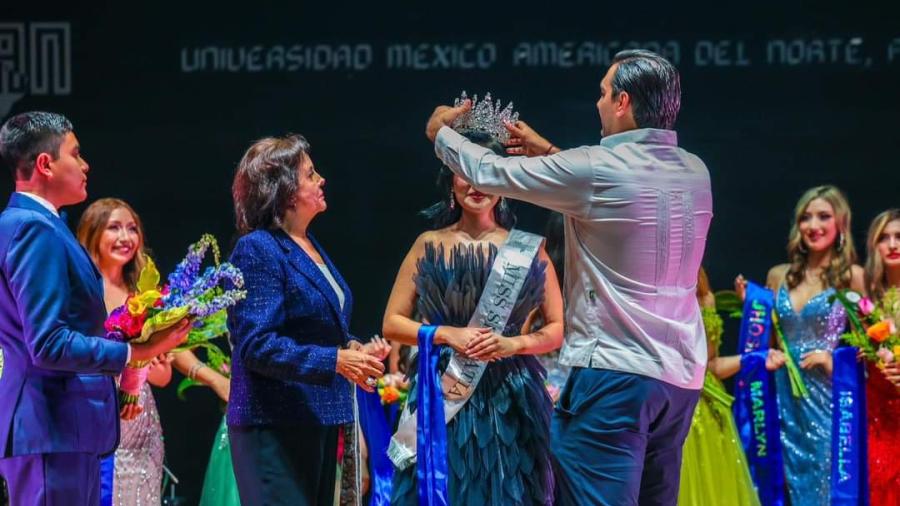 Coronó Carlos Peña Ortiz a Reina Universitaria en Reynosa