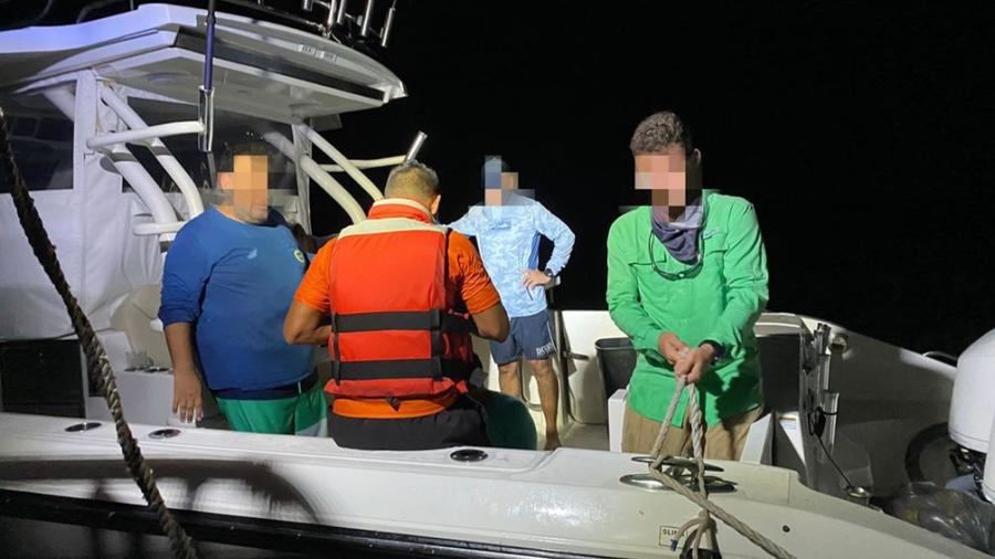Rescatan a 6 extraviados en altamar, tras falla de yate en Yucatán