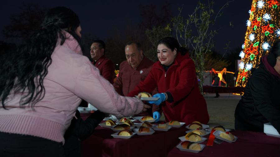 Disfrutan familias de Nuevo Laredo mega rosca de reyes en el Viveros M&aacute;gico
