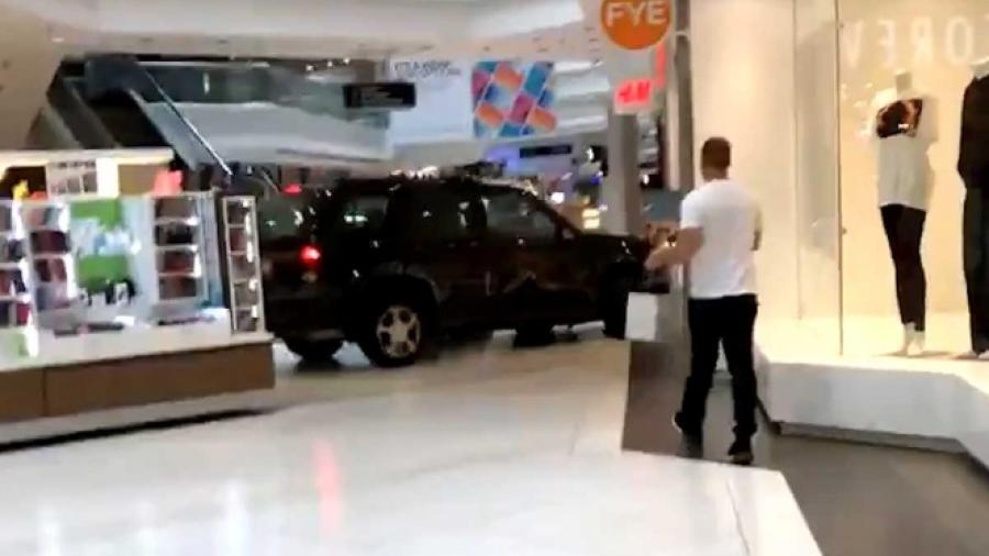 Joven podría ser acusado de terrorismo tras irrumpir en “mall” con su camioneta