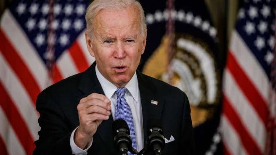 Aprobación de Biden baja a 48%