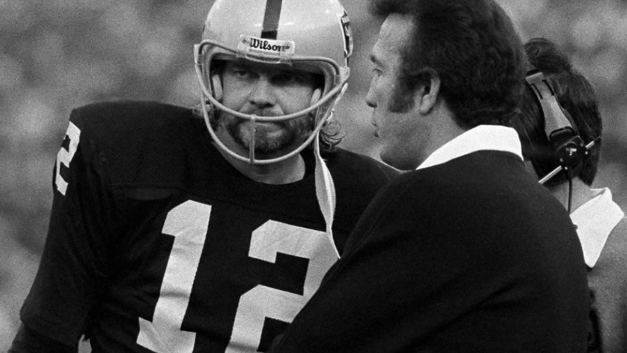 Tom Flores es seleccionado como finalista para el Salón de la Fama de la NFL