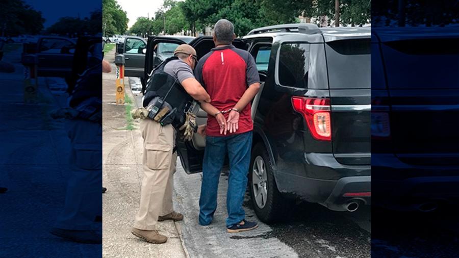 Detiene ICE a 52 migrantes en Texas