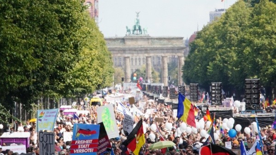 Policía de Berlín dispersa manifestación anticovid