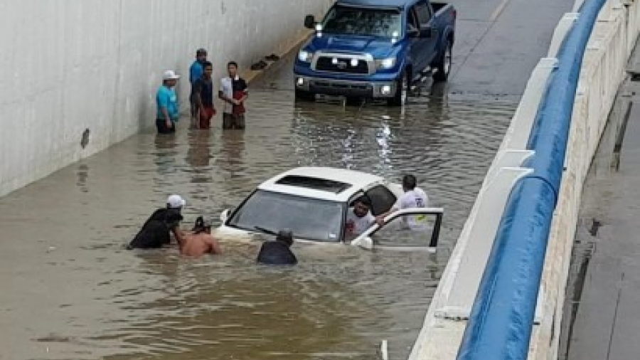 Se salvan de morir ahogados en 3 vehículos en el Paso a Desnivel Anáhuac