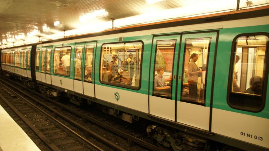 Hombre ataca a varias personas en red de trenes de París; se da a la fuga