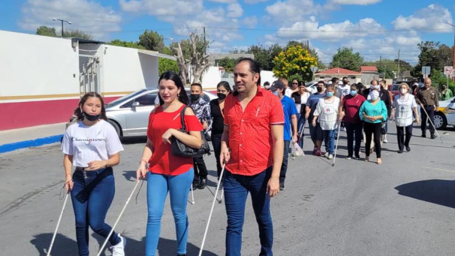 Concluye bastotón con caminata y entrega de bastones