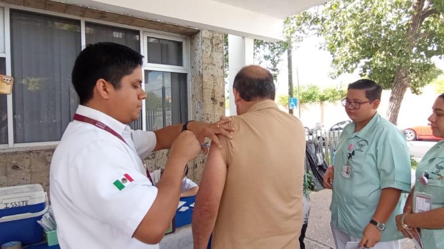 Realizan vacunación masiva en la Clínica ‘Agosto 12’