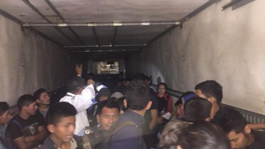 Rescatan en Tabasco a 150 centroamericanos a bordo de un tráiler