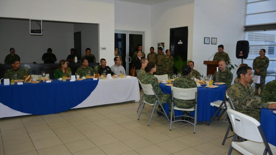 Se reúne alcaldesa con militares el desayuno conmemorativo al Aniversario del Ejército