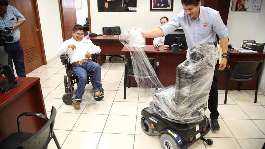 Entrega DIF Tam silla de ruedas eléctrica a servidor público