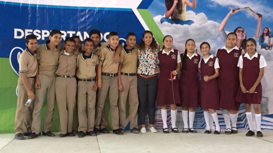 Esgrimista olímpica motiva a estudiantes en Reynosa