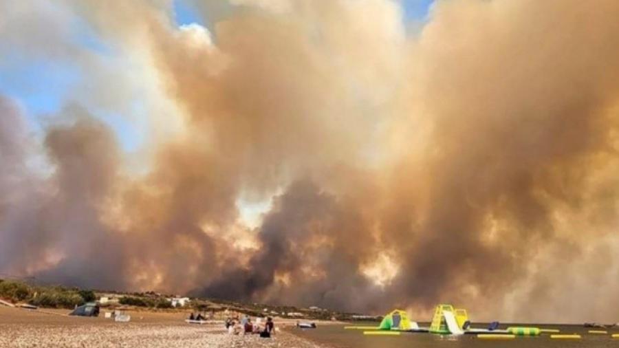 Evacúan a miles de turistas debido a gran incendio en isla griega de Rodas