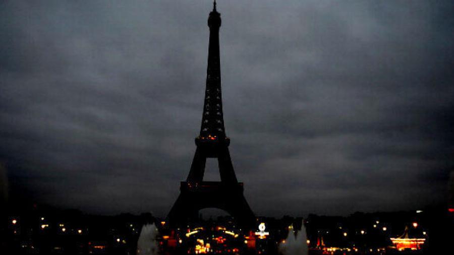 La Torre Eiffel se apagará en homenaje a los afectados del atentado en Québec