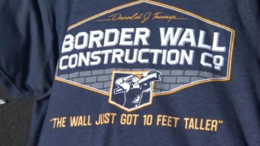 Juez de EU permite a estudiante vestir camiseta antiinmigrante