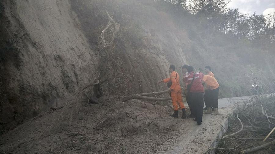 Más de 500 escaladores, atrapados en un volcán en Indonesia