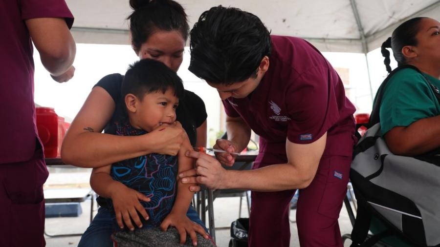 Acuden vecinos de los Olivos II a vacunarse contra el COVID-19