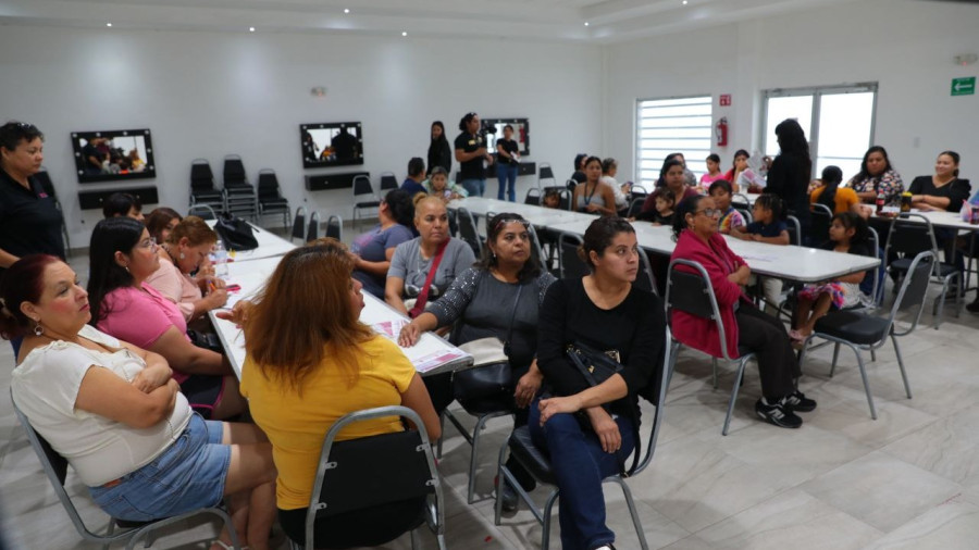 Reciben mujeres neolaredenses pl&aacute;ticas sobre violencia de g&eacute;nero