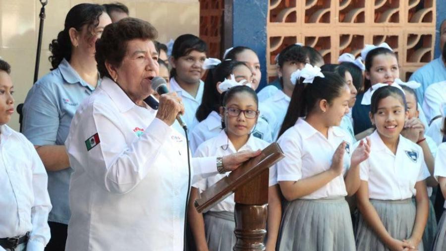 Anuncia alcaldesa construcci&oacute;n de techumbre en escuela