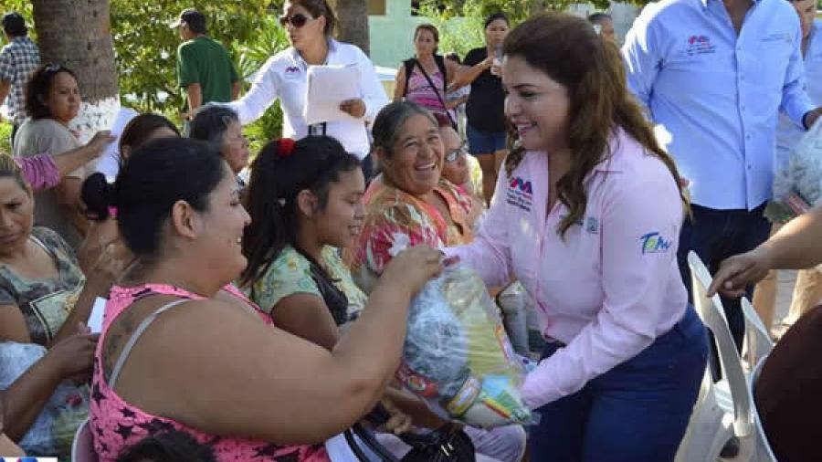 Entrega alcaldesa de Miguel Aleman despensas a familias vulnerables