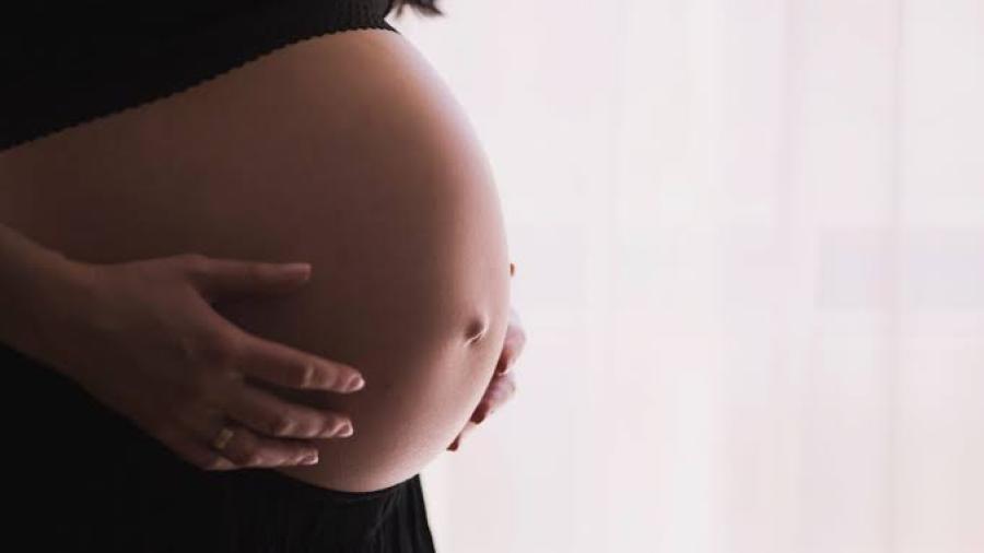 Mujeres embarazadas son excluidas de vacunación contra COVID-19