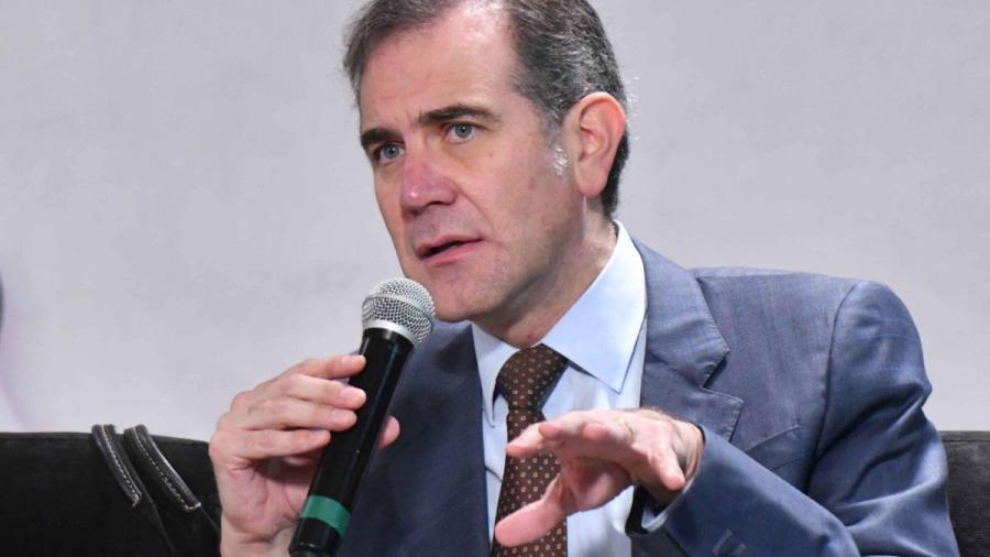 Critica AMLO a Lorenzo Córdova por convocar a marcha