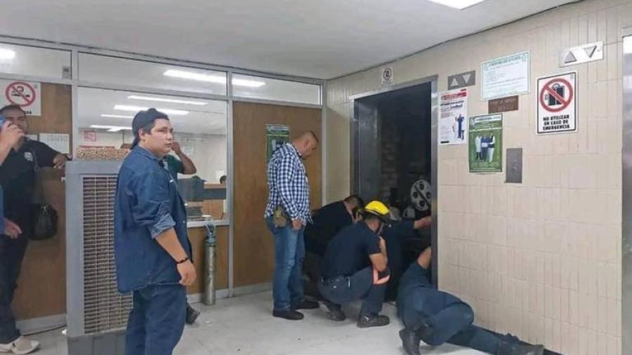 Siete personas quedaron atrapadas en un elevador del IMSS en Coahuila