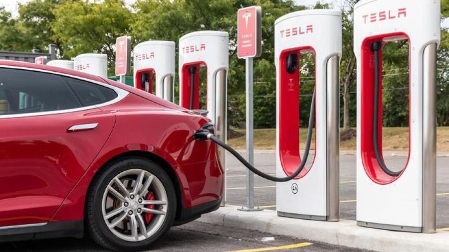Pide Tesla limitar carga de sus vehículos eléctricos en Texas 