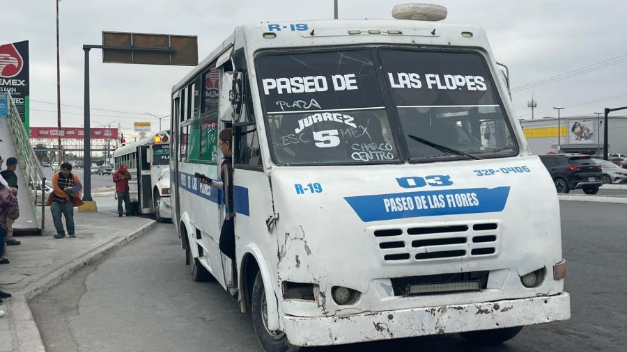 Revisión mecánica deja fuera seis peseras; usuarios reclaman malas condiciones