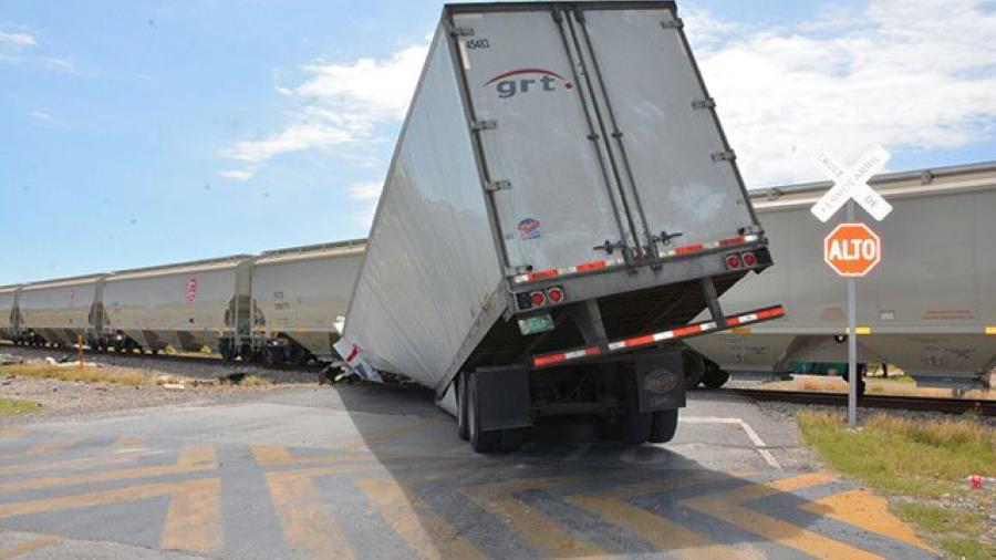 Embiste tren a tráiler en Anáhuac