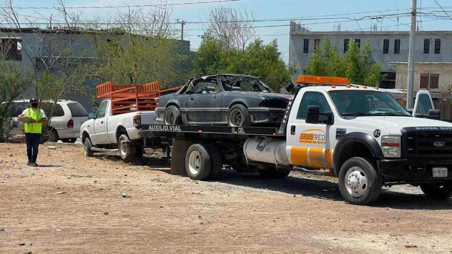 Remueven veh&iacute;culos abandonados en la v&iacute;a p&uacute;blica 