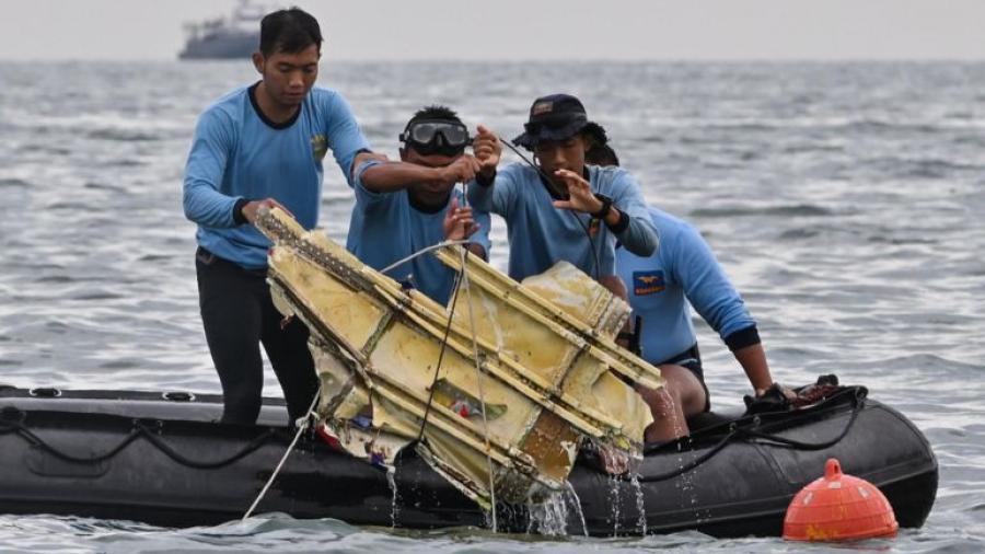 Localizan cajas negras del avión que se estrelló en Indonesia